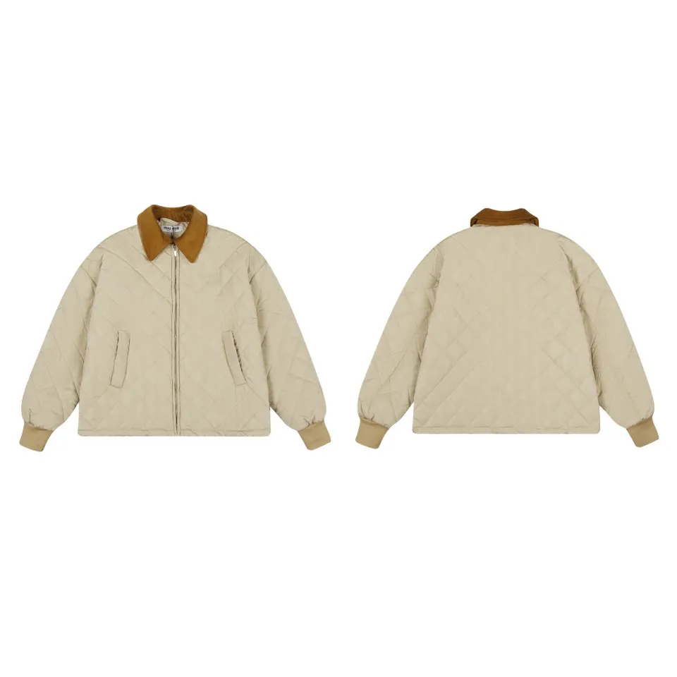 P330 White background picture [Popular item] Style number: 24373# Color: Khaki Apricot Size: S-XL -MiuMiu/MiuMiu 2024aw Autumn and winter hot new logo embroidered lapel three-zip rhombus plaid imitation feather jacket jacket - Ingenuity restoration 4-needle encrypted quilting embroidery three-in-one imitation feather cotton The board is straight and not bloated - Double-layer composite patch Hand-made counter-embroidery Laminated light gold Y-tooth brand zipper - Special shaped cloth foil for collar Correct 7 cm cylindrical windproof cuffs Closed cuffs with one-to-one stacking in front of the car - Miu style outfit 2024 new autumn and winter products Adopt classic diamond pattern quilting design Three-in-one imitation down cotton Light and thin sheets are positive The thermal insulation coefficient is also online Earth desert khaki apricot Maillard wind is full of relaxation to set off a warm autumn and winter atmosphere The collar is made of contrasting corduroy, which is warm and comfortable. The loose silhouette is both comfortable and easy to layer. The slightly gathered design of the cuffs and hem effectively locks in temperature.